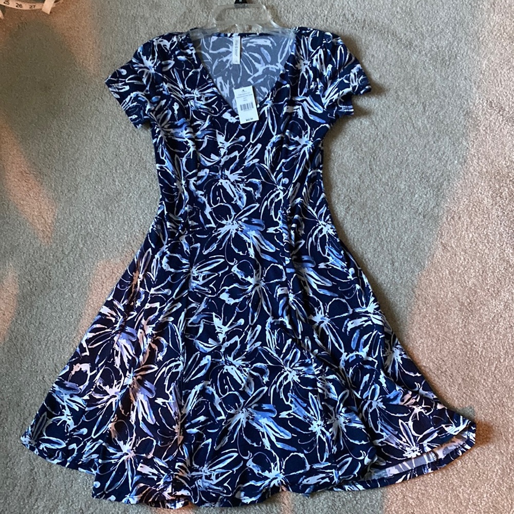 Mia & Tess, Blue & White floral dress, V-neck, short sleeve. Size small, NWT.